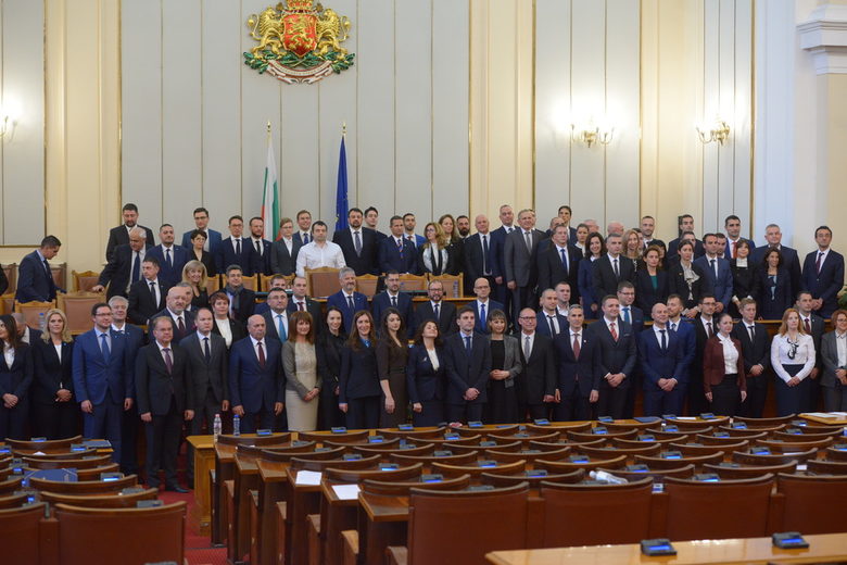 Началото на 47-ия парламент: неочакван нов председател, въпросителни за кабинета и обещания за промени