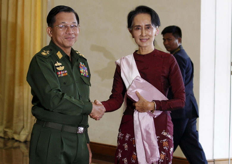 Аун Мин Хлайнг, лидерът на хунтата, с Аун Сан Су Чжи