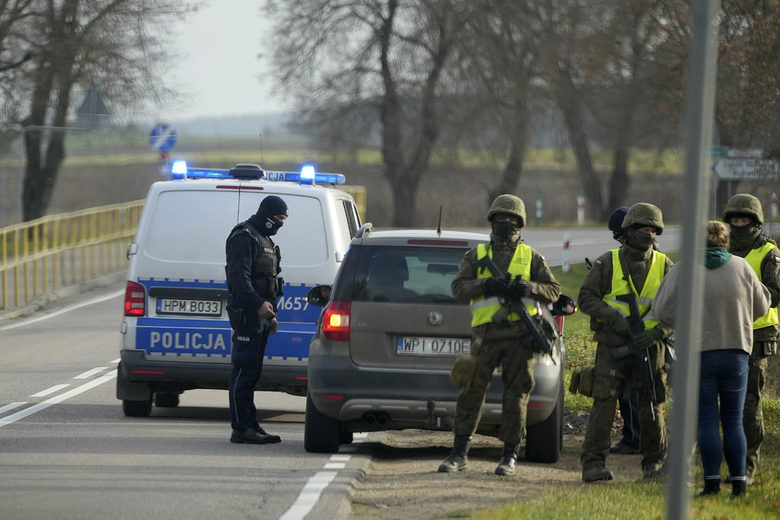 Полски полицаи и военни проверяват автомобилите в близост до границата с Беларус за трафик на мигранти