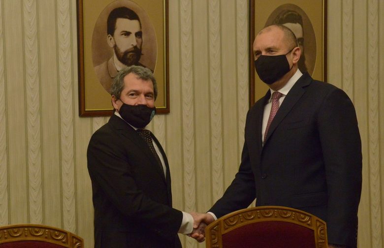 Консултациите за кабинет: "Демократична България" и "Има такъв народ" още преглеждат споразумението (хронология)