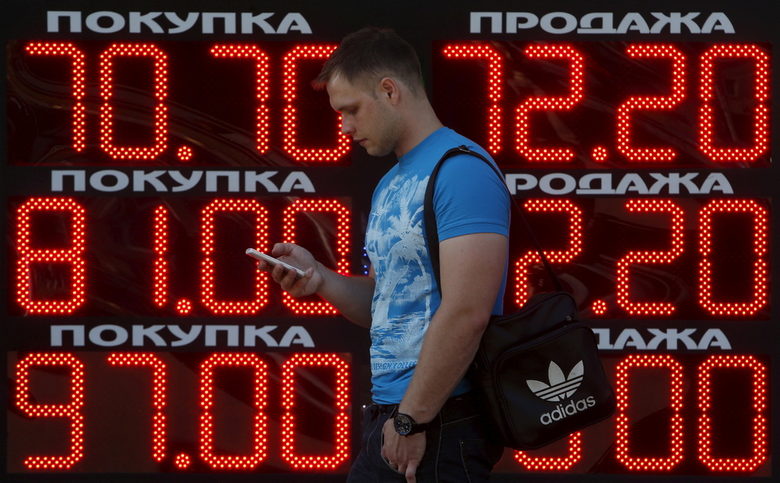 Западът обмисля да спре обмяната на рубли - възможно ли е това и какво следва