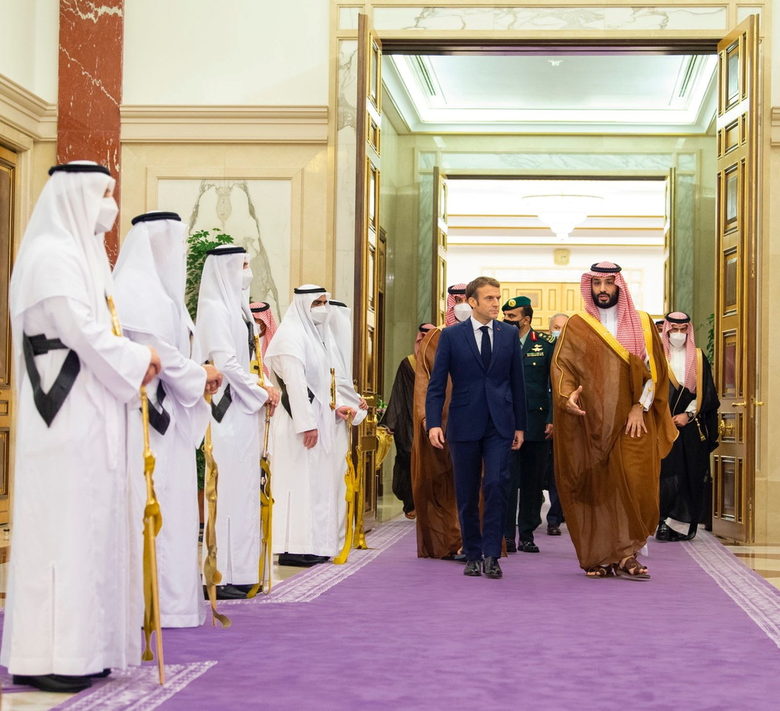 Френският президент Еманюел Макрон на посещение в Саудитска Арабия. На снимката той разговаря с престолонаследника принц Мохамед бин Салман