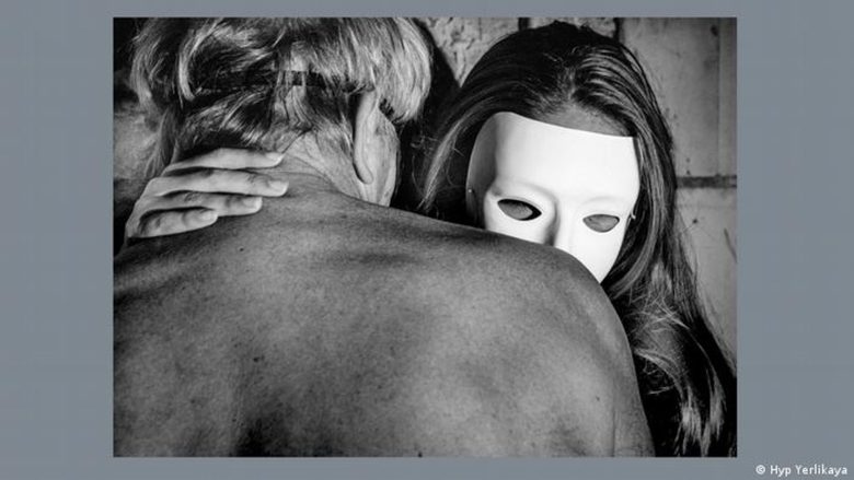 На снимките жените крият лицата си зад бели маски.