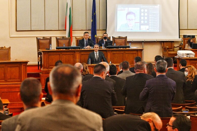След като председателят на парламентарната група на "Продължаваме промяната" Андрей Гюров прочете, че се иска оставката на Иван Гешев, мнозинството от депутати стана на крака и ръкопляска
