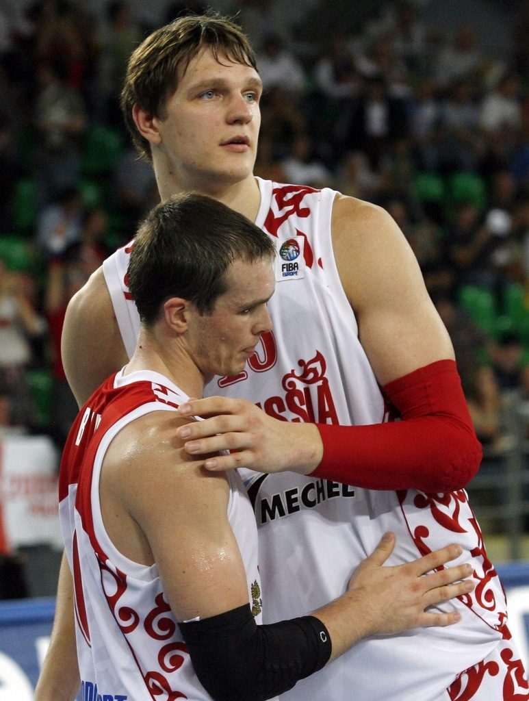 Тимофей Мозгов (по-високият) и Сергей Биков се&nbsp;радват&nbsp;след&nbsp;победата&nbsp;над Македония<br />