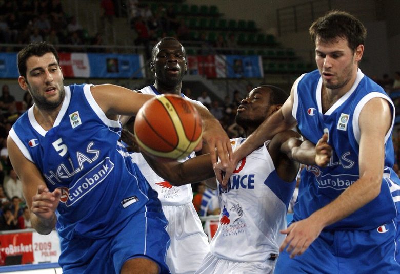 Французинът Яник Боколо (в средата) губи топката от гръцките баскетболисти Йоанис Бурузис (вляво) и Антониос Фотсис<br />