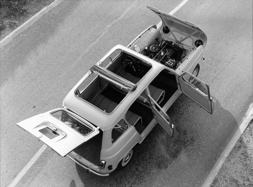 През 1961 година, когато дебютира на изложението в Париж "Рено" 4 става първият лек автомобил с предно предаване. Хечбека и ванът са пуснати едновременно на пазара.
