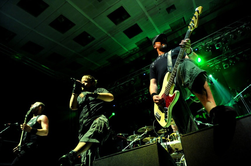 Първата подгряваща група Machine Supremacy излезе на сцената малко преди 20 часа. Финландската пауър метъл банда подгрява всички концерти от настоящето турне на Children of Bodom.