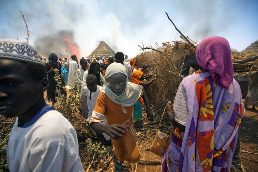 Деца и жени бягат от пожар в Кума Гарадаят, селище разположено в Северен Дарфур и контролирано от Суданската освободителна армия-Фракция на свободната воля, подписала мирното споразумение от Дарфур през май 2011 г. В някои от убежищата в селището избухна пожар докато Службата на ООН за координация по хуманитарни въпроси, Върховният комисариат на Обединените нации за бежанците и Организацията на ООН за прехрана и земеделие участваха в операция под ръководството на Мисията в Дарфур на Африканския съюз и ООН, целяща да осигури достъп до далечните, засегнати от конфликта райони.