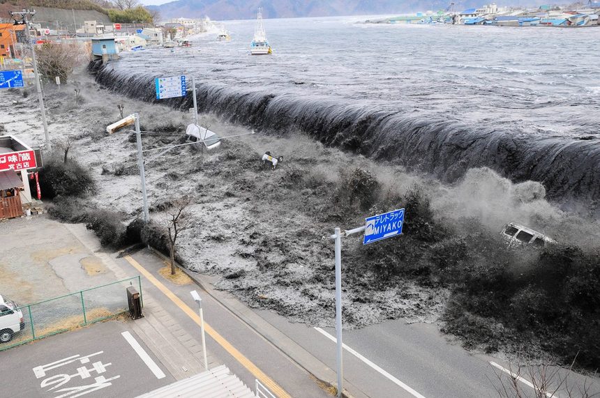 Най-силното земетресение в историята на Япония удари североизточната част на страната на 11 март. То беше с магнитуд 8.9 по скалата на Рихтер и разруши много сгради. Най-големите опустошения обаче предизвика последвалото цунами, като на места вълната достигаше 10 метра.