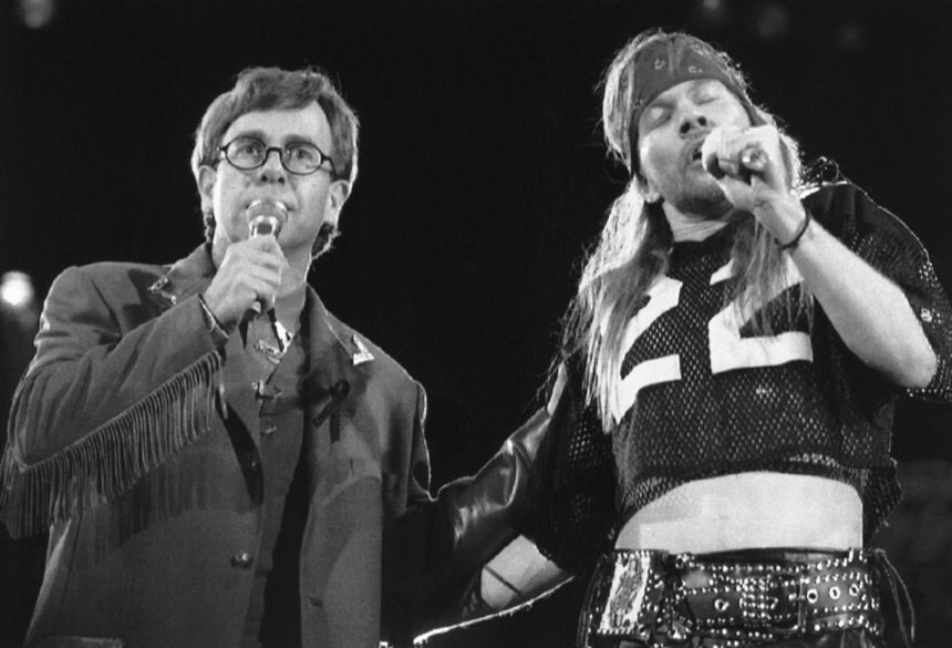 Елтън Джон и вокалът на "Гънс енд роузес" Аксел Роуз изпълняват Bohemian Rhapsody на Куин на концерта в памет на Фреди Меркюри на стадион "Уембли" през април 1992 г. Британската група е оказала силно влияние върху музикантите от "Гънс".
