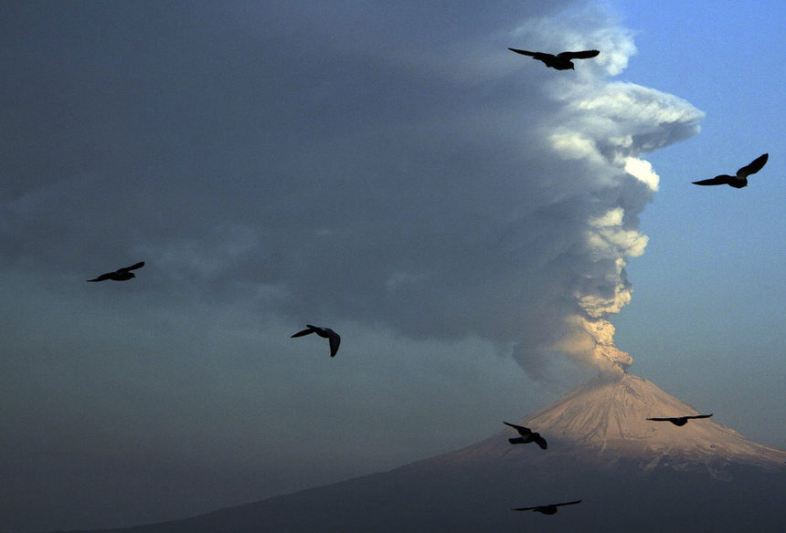 Мексиканският вулкан Попокатепетъл напомни за себе си. Огнената планина започна да бълва пепел и нагорещени камъни на близо километър в небето