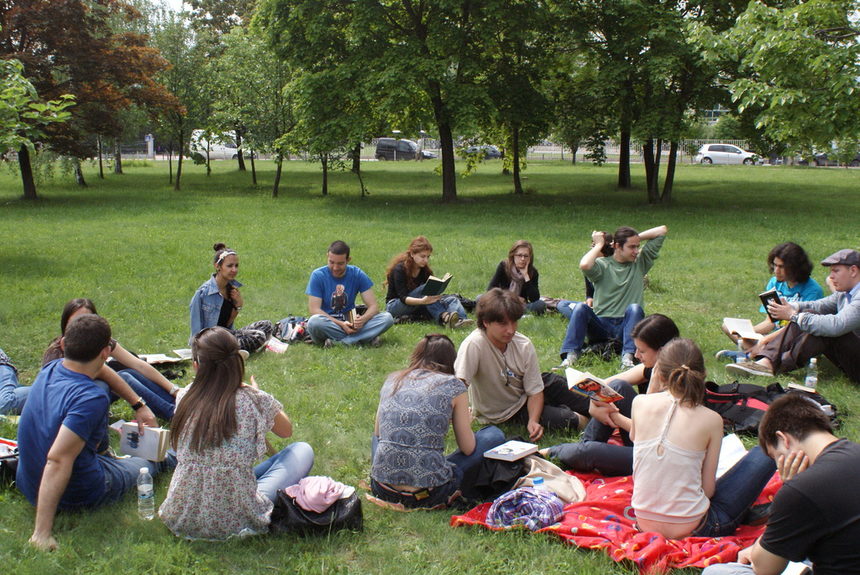 Студенти от различни университети и специалности се събраха днес в градинката пред УНСС, за да почетат книги. Заедно.