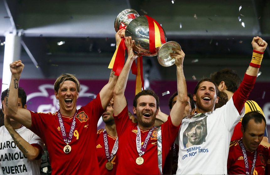 Испания защити европейската си титла във футбола с категоричен успех с 4:0 над Италия във финала в Киев