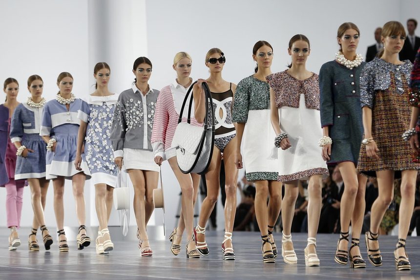 Германският дизайнер Карл Лагерфелд представи най-новата си колекция за сезон пролет - лято 2013 г. за модната марка Chanel по време на Седмицата на модата в Париж.