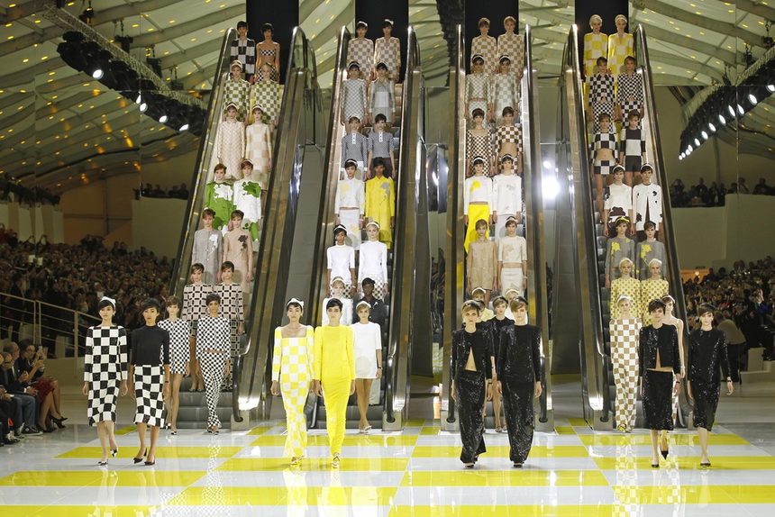 Американският дизайнер Марк Джейкъбс представи своята колекция пролет - лято 2013 за луксозната марка "Луи Вюитон" по време на Седмицата на модата в Париж.