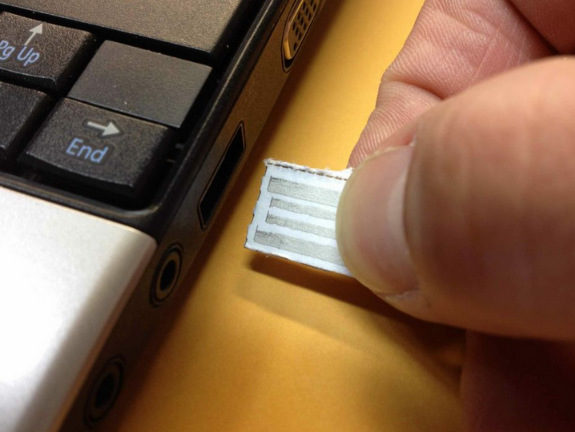 Хартиена USB памет. USB паметите се превърнаха в основен метод за офлайн споделяне на файлове и информация. Точно като с дисковете и аудио- и видеокасетите отпреди години, след това трябва да върнем USB паметта на човека, от когото сме взели файловете. Не и ако използвате хартиената USB памет на Intellipaper. Тя е съвсем малка и компактна и може да се вгражда в картички или да се използва чрез самостоятелни ленти. Все още е проект, но компанията с идентично име е твърдо решена да го направи реалност.