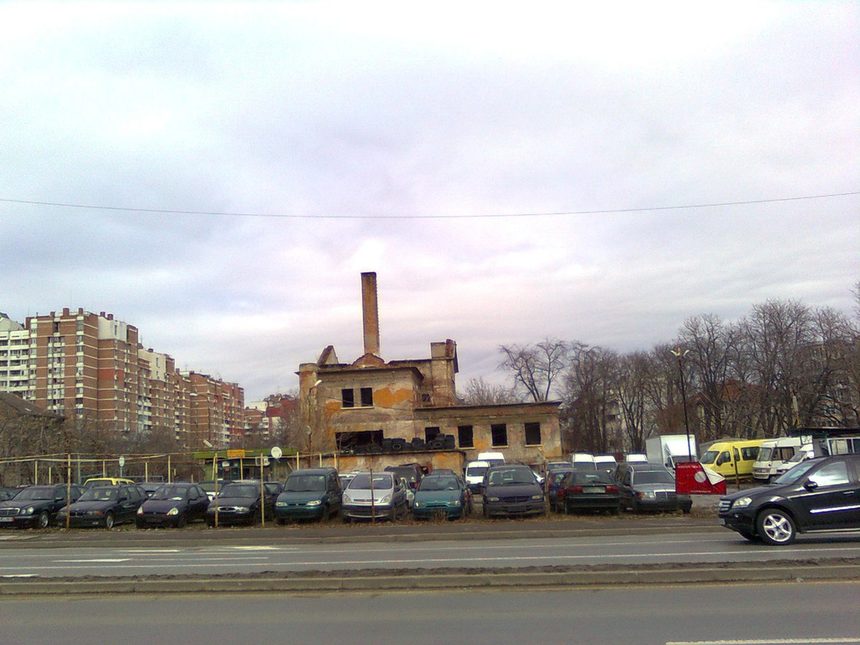 Булевард "Тодор Александров" изглежда като едно чикагско гето. По продължението на булеварда се редуват нови сгради с полусрутени къщи, с димящи комини като на ТЕЦ "Марица-изток". Някой наистина трябва да сериозно да помисли за визията на София.<br />
<br />
