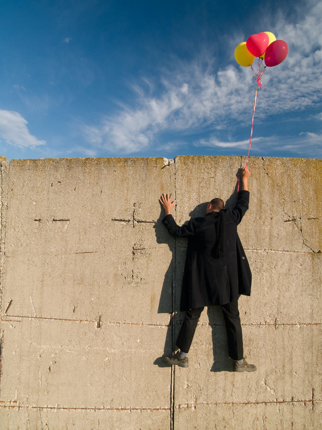 "Стената и балоните"<br /><br />От автора: Поздрав за Модела по случай утрешния му рожден ден, с пожелание за по - ниски стени и по - големи балони! ;)