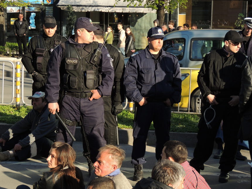 Част от протестиращите във Варна днес видимо търсеха конфликт с полицаите. Недоволството на част от тях обаче беше справедливо: &quot;Защо през февруари ни пуснахте да блокираме Аспарухов мост, а сега ни гоните от пътната платно, питаха те. Трябваше да свършим работата за оставката на Борисов ли?&quot;.