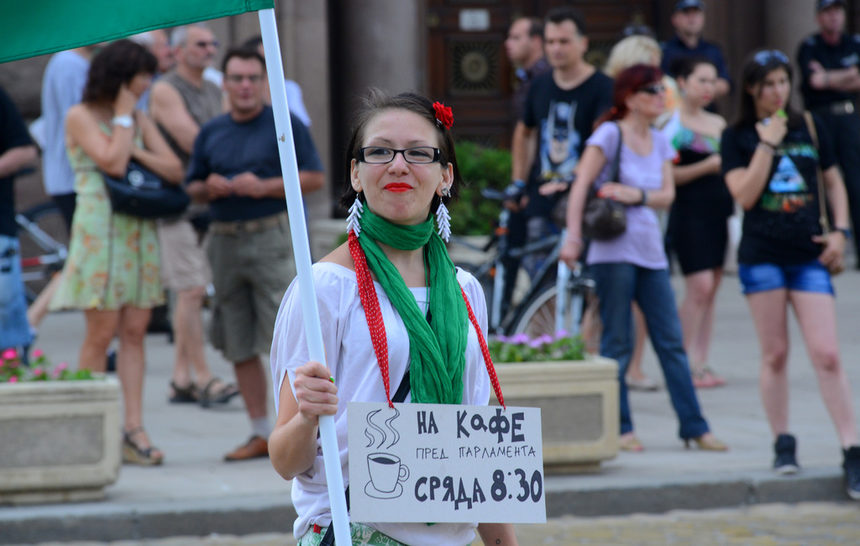 Дванадесетият протест срещу кабинета "Орешарски" събра отново хиляди протестиращи с флагове, оригинални послания и добро настроение.