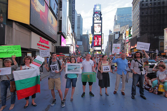 На Times Square в Ню Йорк българскатa общност се събра на демонстрация под наслов #ДАНСwithme, за да изрази солидарност към масовите антиправителствени протести в България. На този трети протест присъстваха около 80 българи.<br />
<br />
Протестът е израз на желанието за истинска демокрация, за прозрачност на държавното управление и за въвеждане на незабавни мерки за промяна на избирателния кодекс. Протестът е несъгласиe с ширещата се корупция в политическото управления на България, зов срещу злоупотребите с властта за лични облаги и против олигархичния и плутократичен модел на управление.<br />
<br />
След протестите пред българското консулство, сградата на ООН и сега Times Square за неделя е предвидена глобална демонстрация. Тя е координирана с още 12 града по света. Сред тях са Сидни, Берлин, Лондон и Брюксел.<br />
<br />
По време на демонстрацията българите ще прекосят Бруклинския мост в знак на солидарност към протестиращите им съграждани по света.