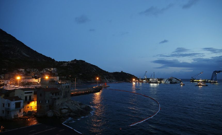 След 19 часа усилия инженерните екипи успяха да откачат от скалите и да върнат в изправено положение заседналият до италианския остров Джио през януари 2012 г. пътнически кораб "Коста Конкордия".