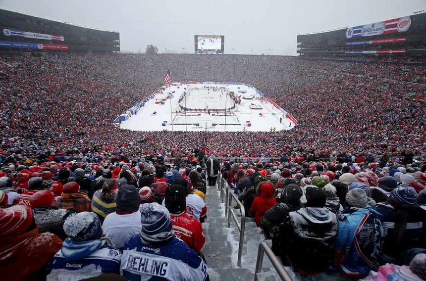 Мачът на открито между "Торонто мейпъл лийфс" и "Детройт ред уинг" събра рекордните за хокея 105 491 зрители в Мичиган