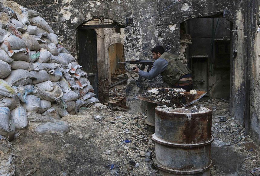 Войник от Свободната сирийска армия заема позиция за стрелба в Алепо.