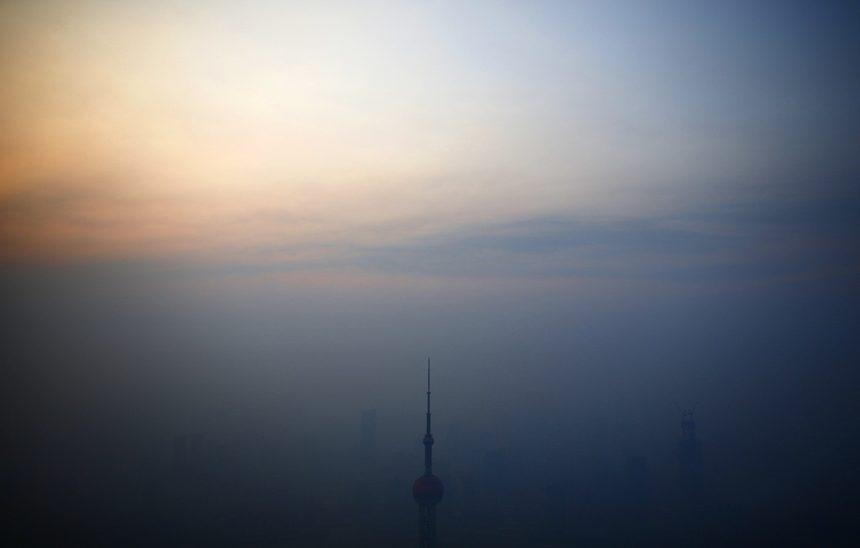 Мъглив ден в Шанхай, Китай.
