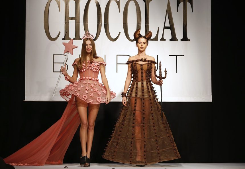 Грандиозното откриване на "Салона на шоколада" ("Salon du chocolat") в Париж тази година беше с бляскаво ревю от дизайнерски облекла, направени от шоколад.