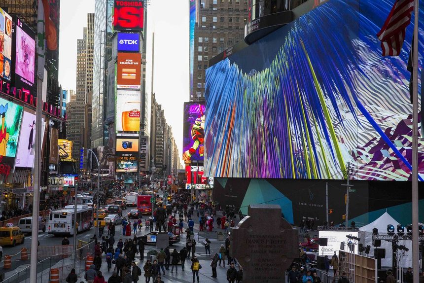 Пешеходци се разхождат под едно от най-скъпите рекламни пана в света - на  "Таймс скуеър" в Ню Йорк.