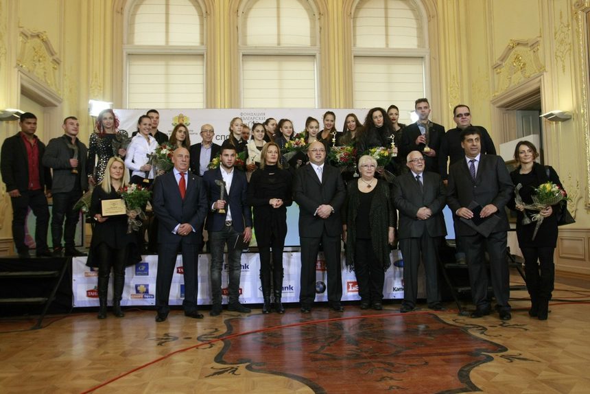 На церемония в Националната художествена галерия бяха раздадени 23-ите годишни награди "Спортен Икар" - един от най-престижните призове за спортни постижения, който се организира съвместно от фондация "Български спорт" и Българския олимпийски комитет. <a href="http://www.dnevnik.bg/sport/2014/12/11/2436432_grigor_dimitrov_pecheli_sporten_ikar_boian_petrov_s/" target="_blank">Имената на победителите бяха обявени преди седмица</a>, а днес по-голямата част от тях получиха отличията си.