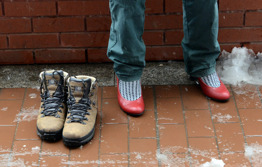 Въпреки студеното и снежно време, няколко десетки мъже се събраха днес в центъра на София и тичаха, обути в дамски обувки, за да за да насочат общественото внимание към големия брой жертви на домашно и сексуално насилие у нас