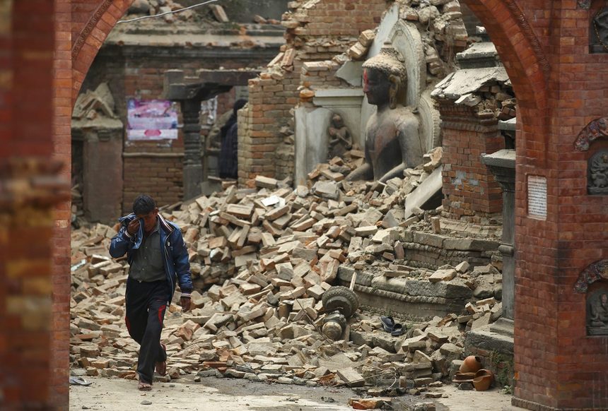 Броят на загиналите при най-разрушителното от 1934 г. насам земетресение в Непал <a href="http://www.dnevnik.bg/sviat/2015/04/27/2520712_jertvite_v_nepal_sa_nad_3200_milion_deca_sa_seriozno/" target="_blank">непрекъснато се увеличава</a>, а хиляди хора прекараха втора нощ на открито заради страха от нови срутвания при вторични трусове. Все още е рано за оценка на последиците.<br /><br />На снимката: Мъж плаче, докато минава покрай разрушени сгради и увредена статуя на Буда, ден след труса. 