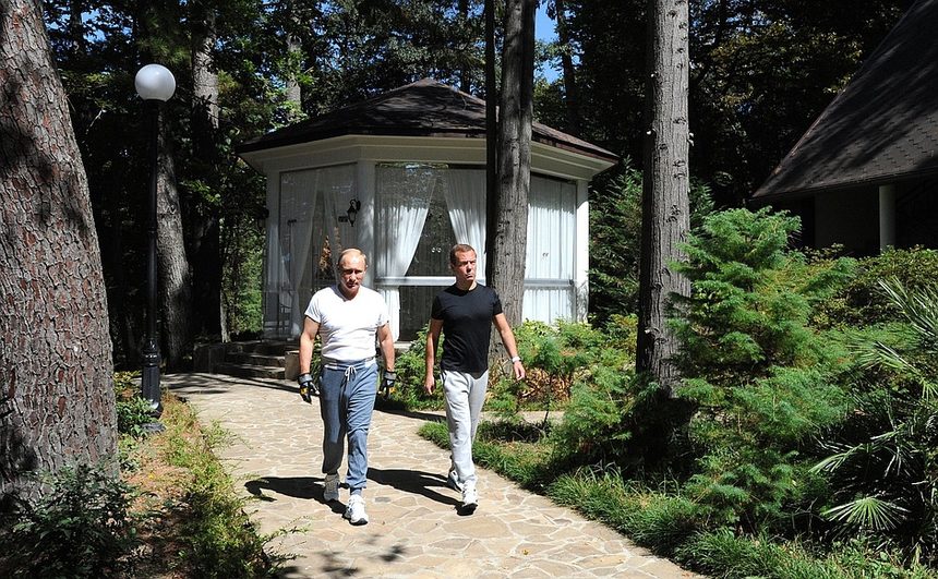 Президентът на Русия Владимир Путин и министър-председателят Дмитрий Медведев са прекарали заедно днешния неделен ден в резиденцията "Бочаров ручей" край Сочи, съобщи пресслужбата на Кремъл.