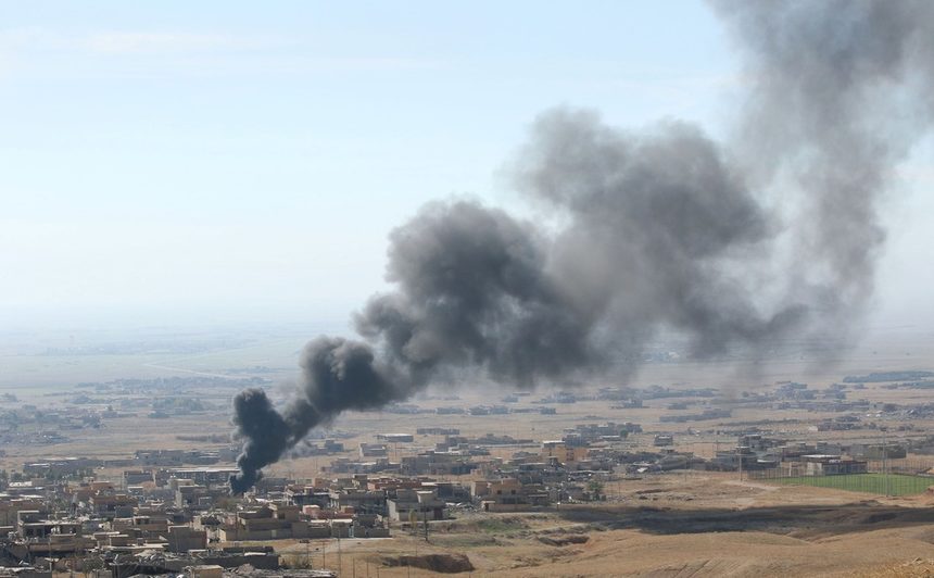 Дим се издига над иракския град Синжар, след въздушна атака от американски самолети срещу сили на "Ислямска държава".