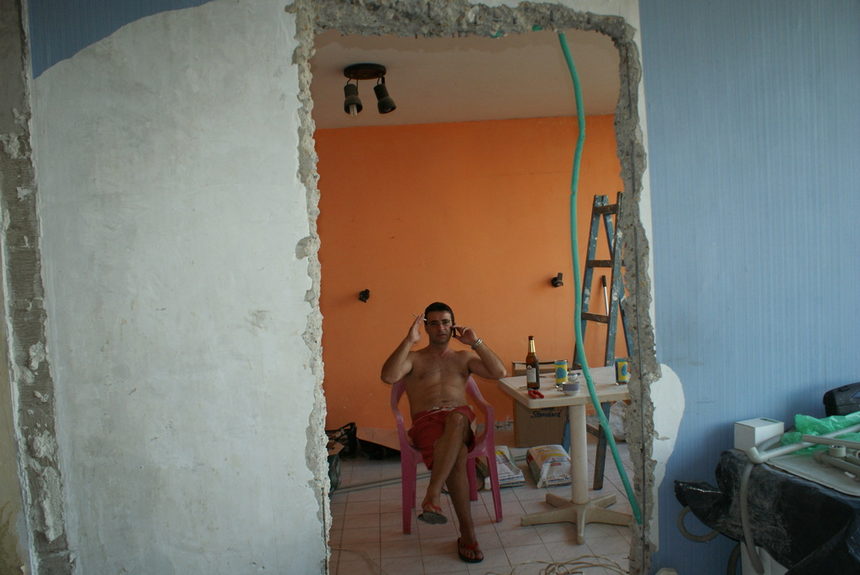 Като всеки средно-статистически мъж в България се опитвам сам да правя ремонт. И естествено не винаги ни се получава. В момента се чудя леко отчаян дали ще мога  да оправя разбитото си жилище.