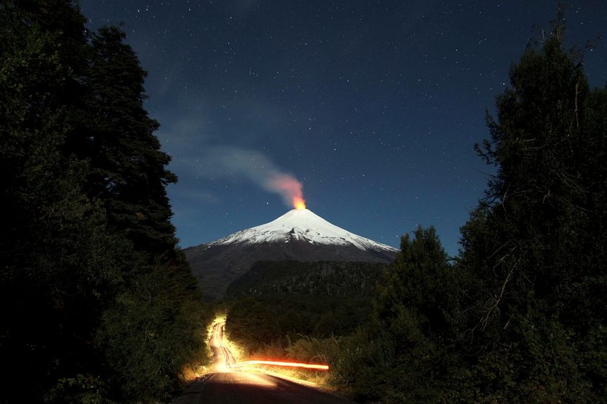 Вулканът Вилярика изхвърля огън и пепел високо в небето в нощта на 16 април.<br /><br />Вилярика е един от най-активните вулкани в Чили. Намира се на 750 км от столицата Сантяго и е висок 2847 метра.<br /><br />За последно вулканът изригна на 7 февруари 2015 г., като периодичните изхвърляния на пепел и лава продължават до днес.