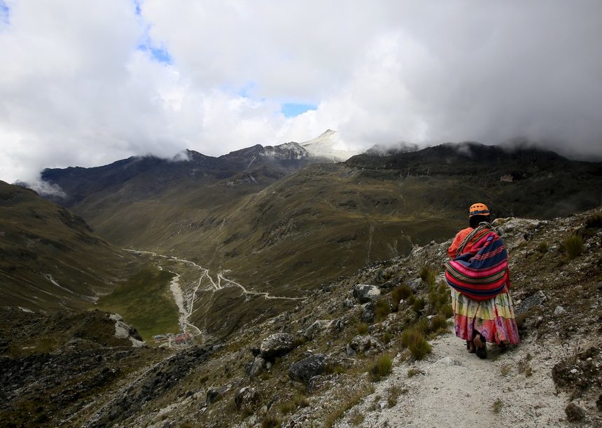 Години наред няколко жени от южноамериканския народ аймара обслужват алпинистите, изкачващи планината Уайна Потоси в Боливия – готвят им, посрещат ги и ги изпращат, пише агенция "Ройтерс".