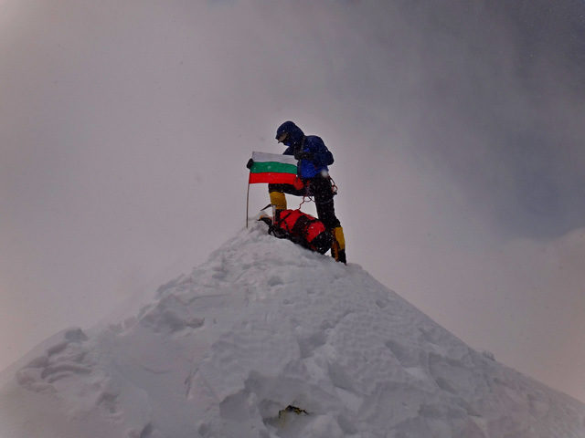 На 23 май Боян Петров изкачи своя седми осемхилядник. Той стъпи най-горната точка на връх Макалу, който е петият по височина на планетата - 8481 м. Тази пролет Петров добави нови два осемхилядника към актива си и вече се гордее, че е постигнал 7х8000 - половината от проекта му "Българин на 14х8000".