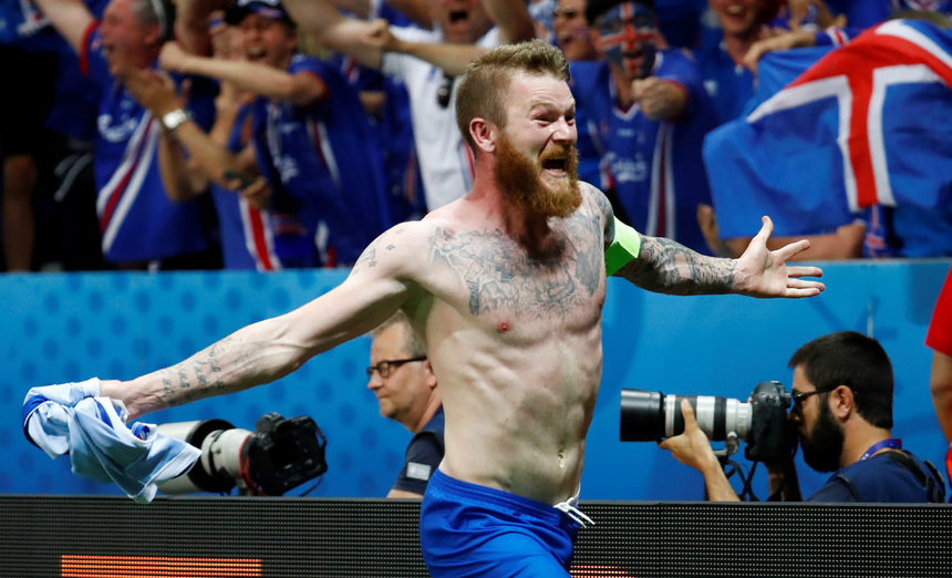 Исландските футболисти спукаха английския балон и продължиха приказката си на Евро 2016.<br /><br />Исландия, чието население е 330 00 души, никога не беше играла на голям футболен форум, а доскоро беше определяна като едно от футболните джуджета на Европа. Още при дебюта си обаче отборът достигна до четвъртфиналите, където ще се изправи срещу домакините от Франция.