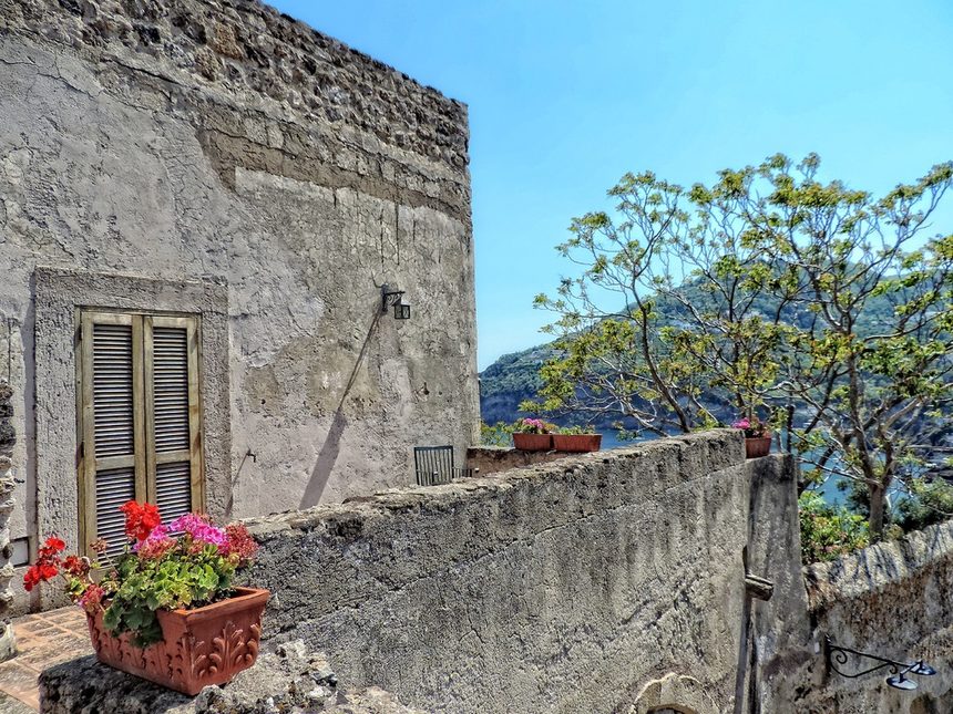 Запазени са някои останки от древни периоди , които са вплетени в Къщата на слънцето. Тук се припокриват ценни археологически структури, датиращи от различни исторически периоди. През тази сграда има достъп до красиви алеи и тераси, кафенето Il Terrazzo, богатата растителност на островчето и старите църкви и паметници.