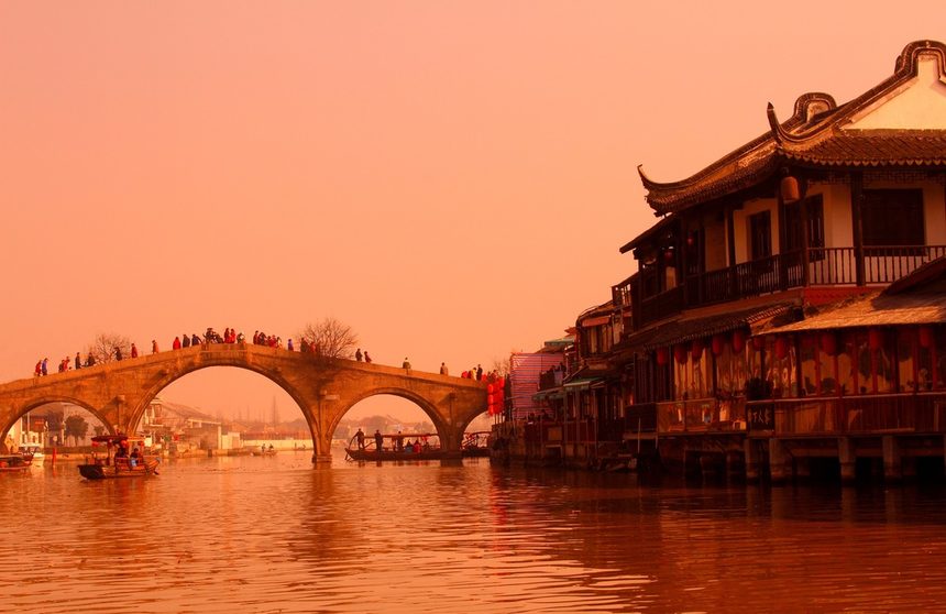 Най-известен от каменните мостове е Фанг Шенг (Fang Sheng/ Xeng, pinyin), датиращ от 1571. В по-свободен превод, името му означава "пускане (на риба) на свобода". В сегашния си вариант е дълъг около 70 м, с височина около 6 м. Около моста амбулантни търговци продават жива риба и костенурки на туристи, решили да оправдаят името на моста. Счита се, че това ще донесе добра карма и е напълно в духа на златното правило на Конг Фу-дзъ