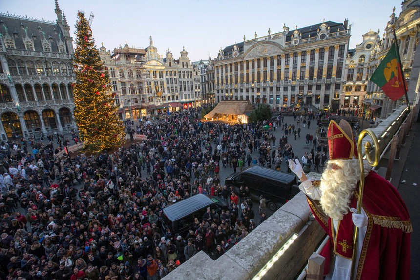 Хиляди хора се събраха на централния площад в Брюксел, за да видят пристигането на свети Никола - предколедна традиция в Белгия и Нидерландия и в други части от Северна Европа.<br /><br />Всяка година в началото на декември в двете страни се провеждат традиционни паради по посрещането на светеца, чието пристигане в столиците е особено живописно. В Амстердам той идва с кораб и плува с лодка из каналите, а в Брюксел повежда парад по улиците на стария град, като по целия път раздава бонбони и шоколади.