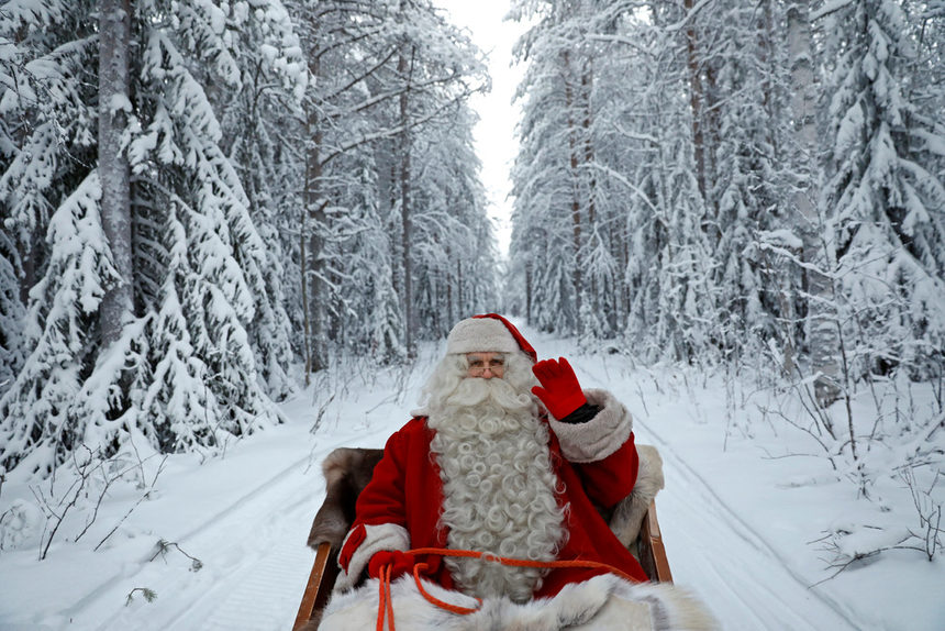 Дядо Коледа усилено обработва купищата писма с желанията на децата за Коледа в дома си в Лапландия .