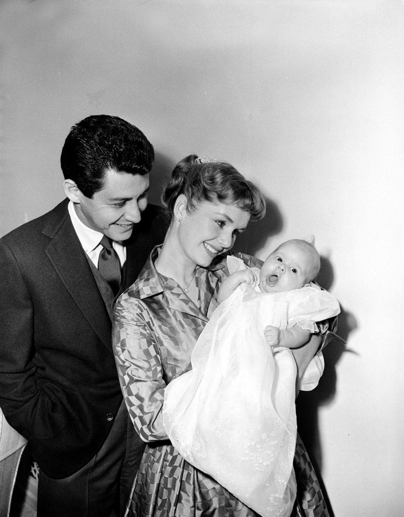 Дъщеря на холивудската звезда Деби Рейнълдс и певеца Еди Фишър, родената през 1956 г. Кари расте под светлината на прожекторите. Родителите ѝ се развеждат, когато тя е на две години, заради аферата на баща ѝ и с Елизабет Тейлър. Кари обаче остава близка и с двамата, а се сближава и със самата Елизабет.