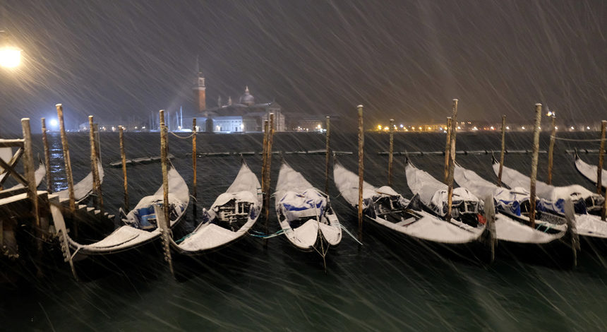 Снегът застигна и Венеция, Италия.