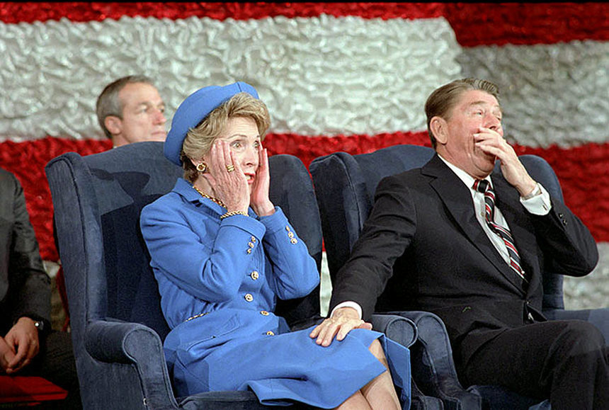 В петък Доналд Тръмп полага клетва като 45-ият президент на САЩ. По случая агенция "Ройтерс" споделя архивни кадри от тържествените церемонии на предшествениците му. На снимката: президентът Роналд Рейгън се смее, след като съпругата му Нанси е забравила да го представи на концерта по време на встъпването му в длъжност през 1985 г.