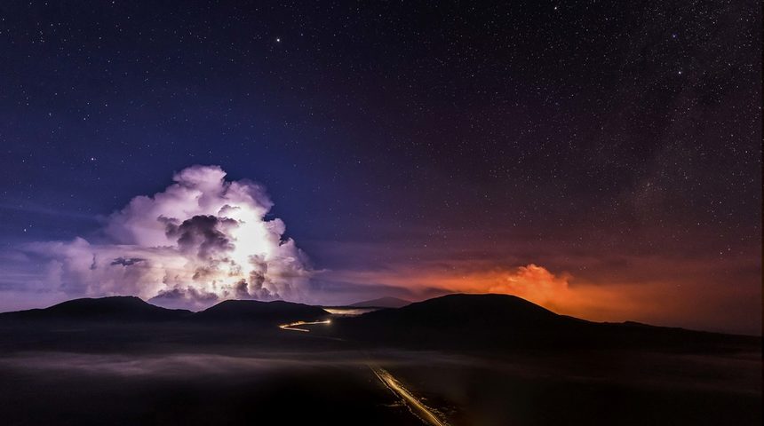 Вулканът Питон де ла Фурнез изригна<strong> </strong>във вторник вечерта, бълвайки лава и пепел в небето. Вулканът, който се намира на френския остров Реюнион в Индийския океан, е смятан за един от най-активните в света заедно с Етна в Италия и Килауеа на Хаваите. Вулканът е на повече от 530 хиляди години, ат 1600 г. досега са регистрирани над 160 изригвания. Името означава "Върхът на фурната".<br /><br />Снимка е направена на бавна експонация.
